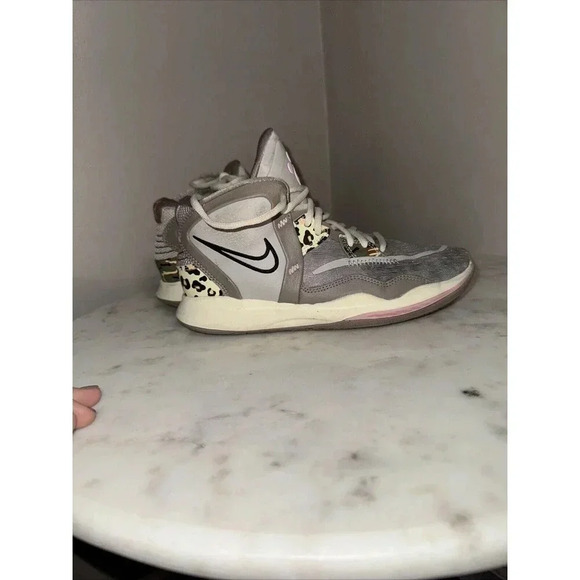 Nike Kyrie Infinity Leopard Camo Girls/boys Size 5Y CZ0204-006 - Picture 5 of 7